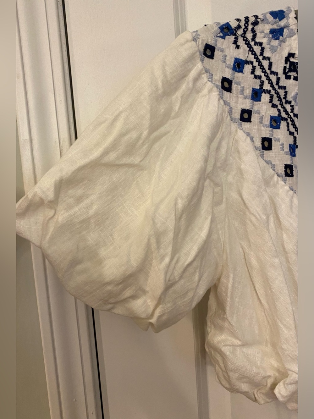 Free People Joni Cropped Peasant Top Sz XS Ivory w/Blue Embroidery Boho - Picture 6 of 13
